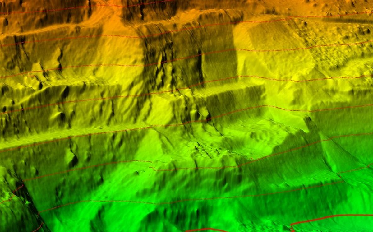 Modelo del terreno en colores por altura, con curvas de nivel, generado con dron